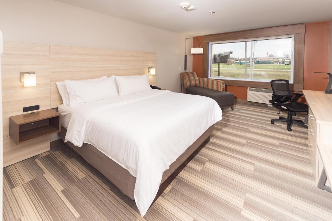 Leisure King Room - Non-Smoking at Holiday Inn Express & Suites Auburn by IHG