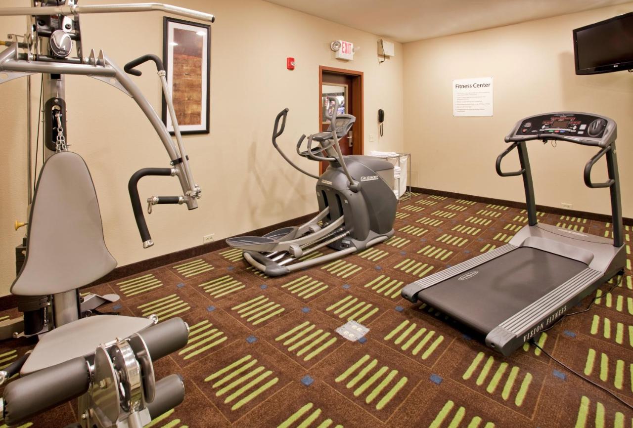  | Holiday Inn Express Hotel and Suites St. Charles, an IHG Hotel