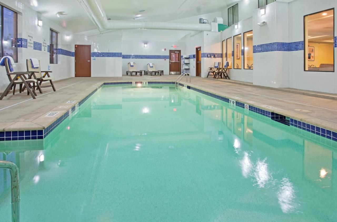  | Holiday Inn Express Hotel and Suites St. Charles, an IHG Hotel