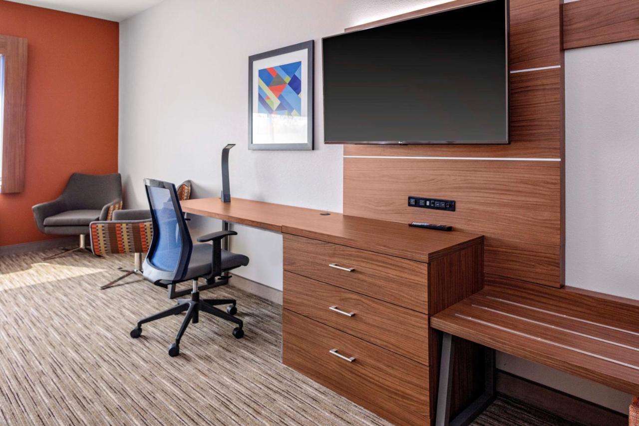 King Suite - Non-Smoking at Holiday Inn Express & Suites Madison by IHG
