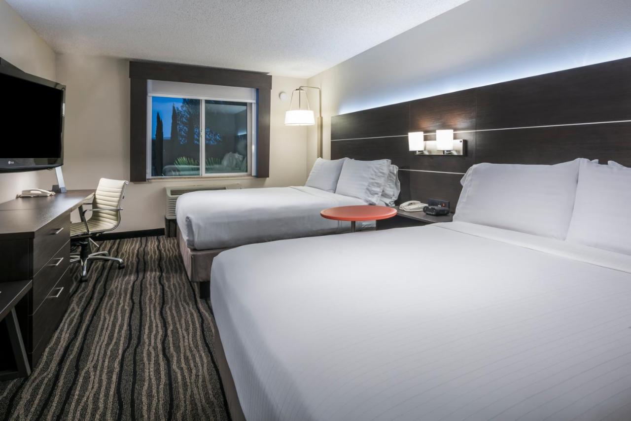 Queen Room with Two Queen Beds at Holiday Inn Express Hotel & Suites Livermore by IHG