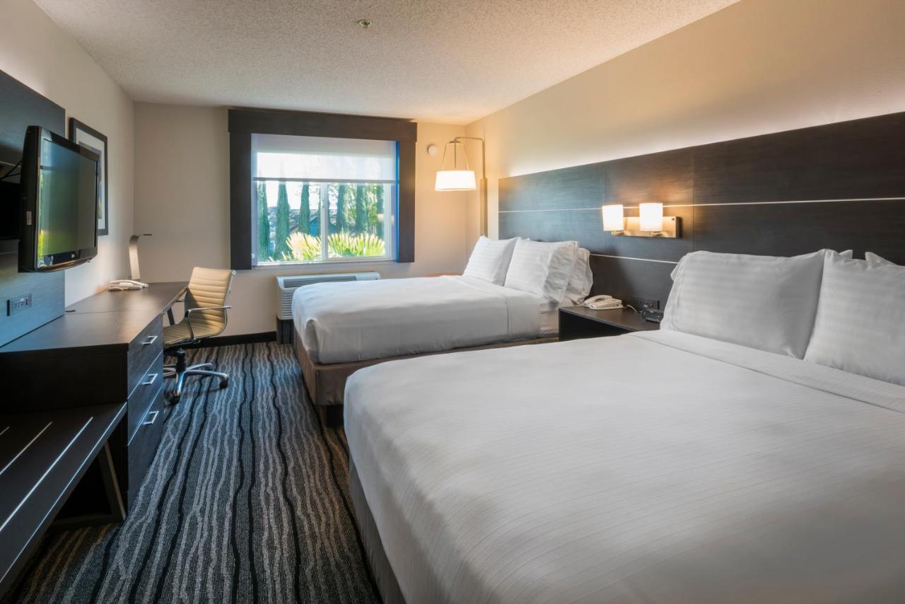 Queen Room with Two Queen Beds at Holiday Inn Express Hotel & Suites Livermore by IHG