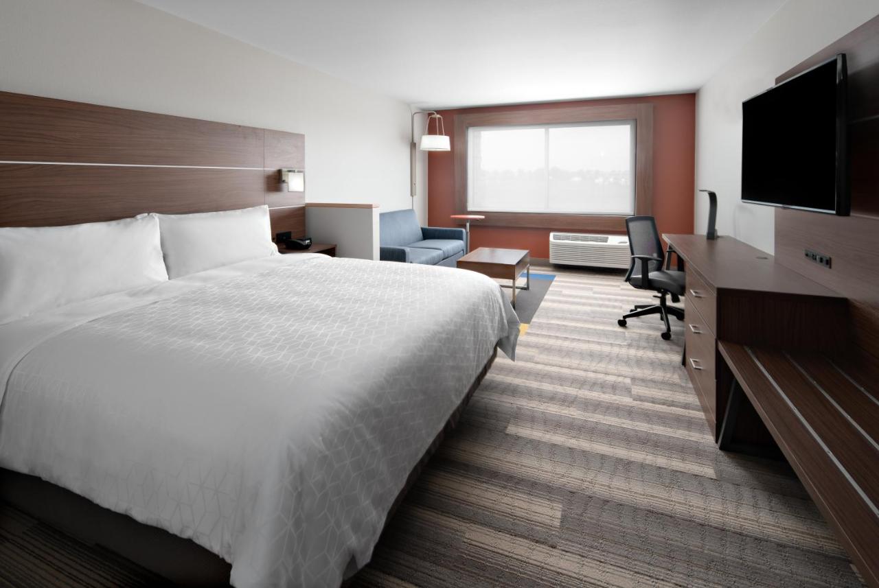 Suite - Hearing Accessible - Non-Smoking at Holiday Inn Express & Suites Elkhorn - Lake Geneva Area, an IHG Hotel