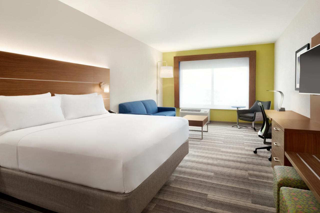 Suite - Mobility Access/Hearing Accessible at Holiday Inn Express & Suites-Cincinnati South - Wilder by IHG