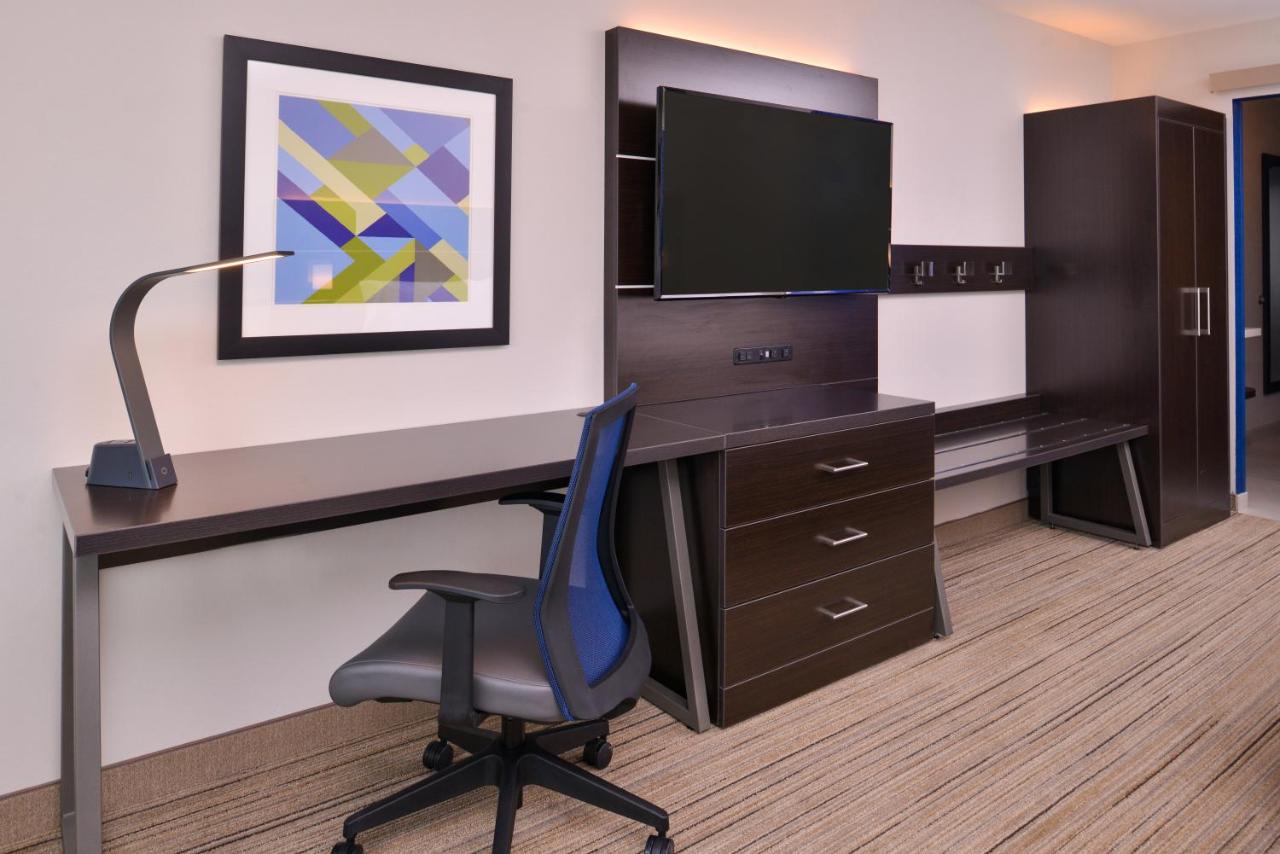 Leisure King Room - Non-Smoking at Holiday Inn Express & Suites Olathe West by IHG