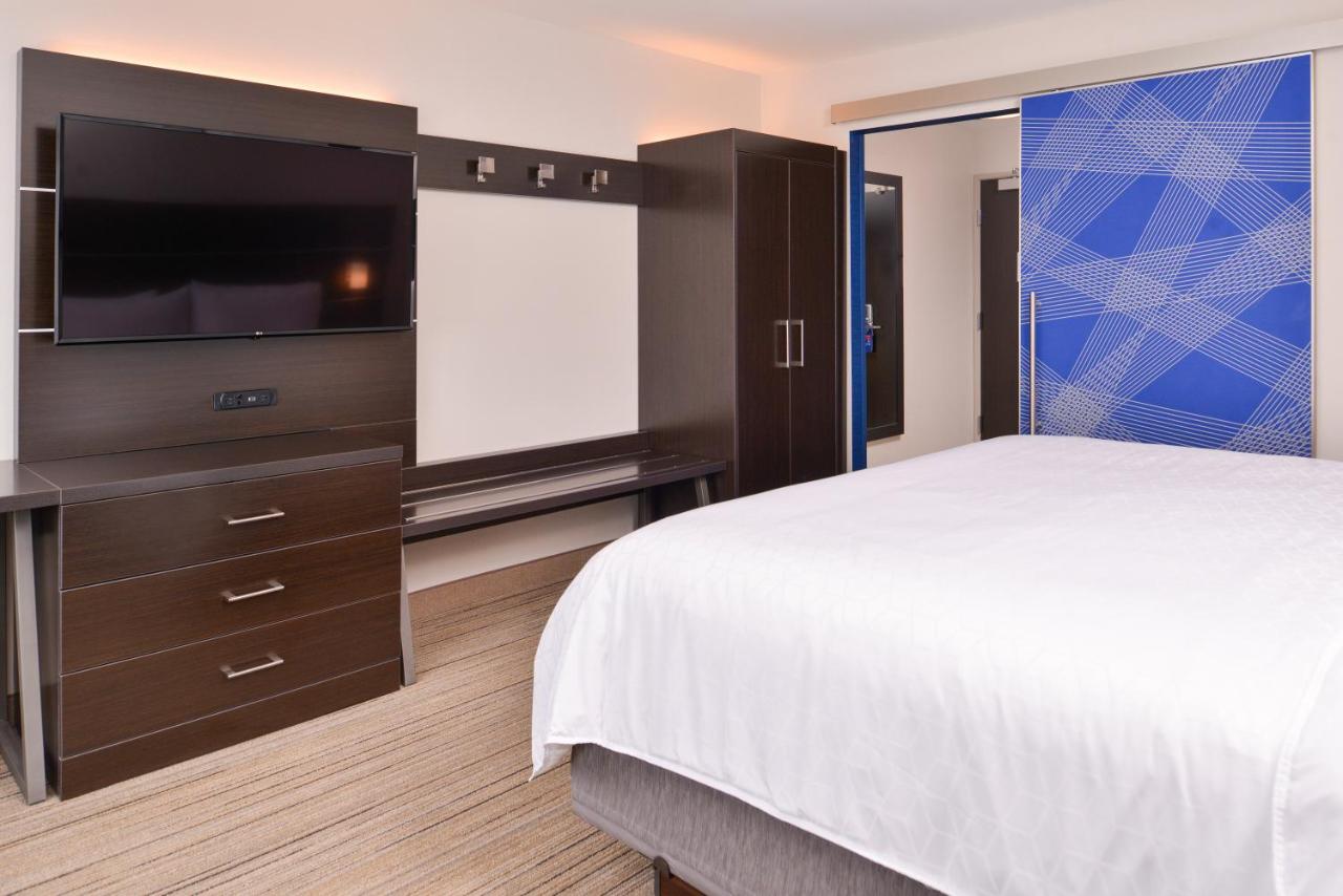 King Room - Mobility Access/Roll in Shower - Non-Smoking at Holiday Inn Express & Suites Olathe West by IHG