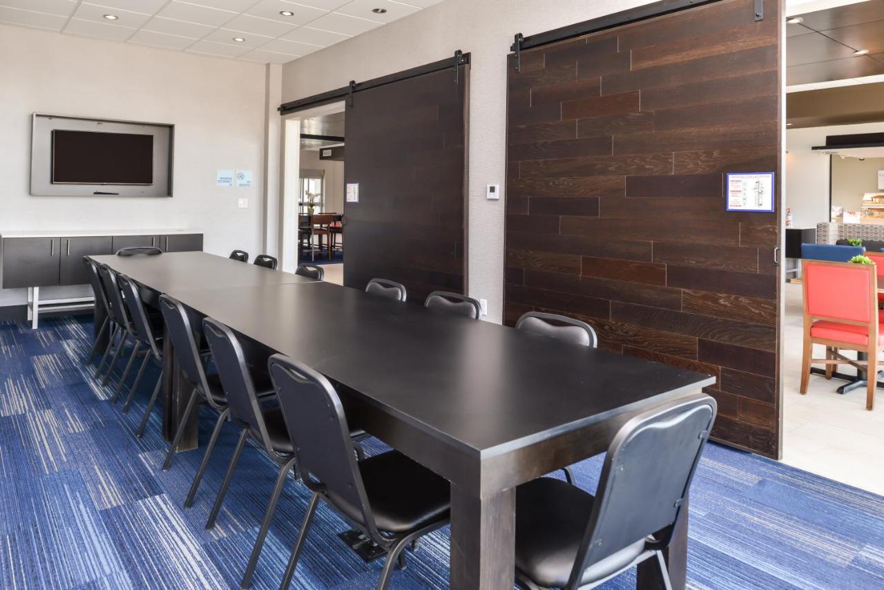 | Holiday Inn Express & Suites - Kansas City - Lee's Summit, an IHG Hotel