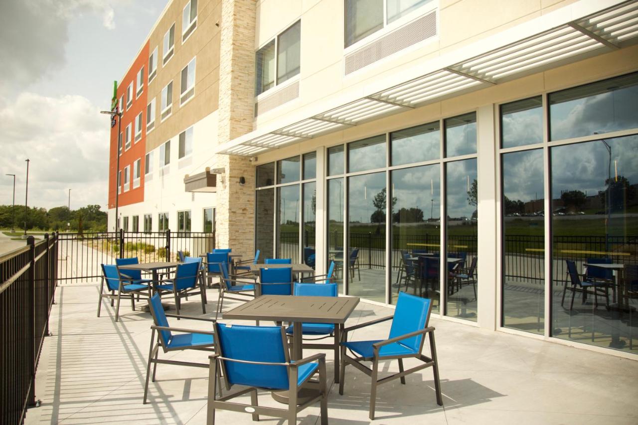 | Holiday Inn Express & Suites - Kansas City - Lee's Summit, an IHG Hotel