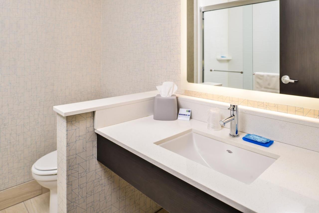 | Holiday Inn Express & Suites - Kansas City - Lee's Summit, an IHG Hotel