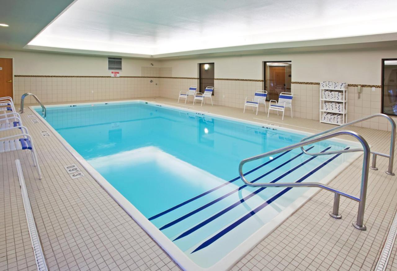 | Holiday Inn Express Hotel & Suites Chesterfield - Selfridge Area, an IHG Hotel