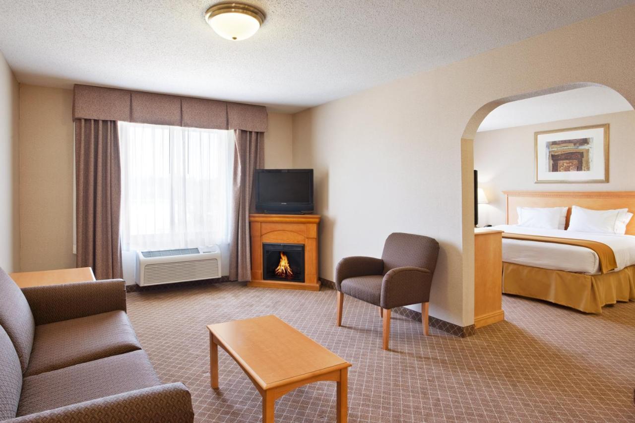 | Holiday Inn Express Hotel & Suites Chesterfield - Selfridge Area, an IHG Hotel