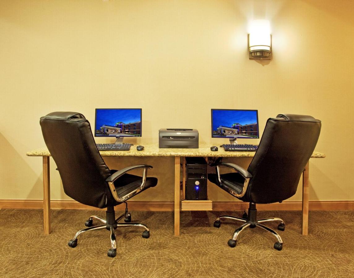 | Holiday Inn Express Hotel & Suites Chesterfield - Selfridge Area, an IHG Hotel
