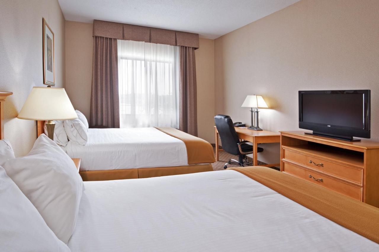 | Holiday Inn Express Hotel & Suites Chesterfield - Selfridge Area, an IHG Hotel