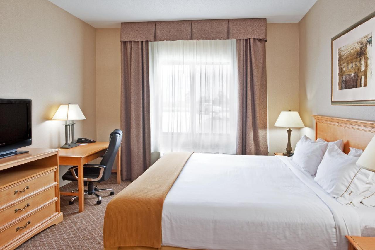 | Holiday Inn Express Hotel & Suites Chesterfield - Selfridge Area, an IHG Hotel