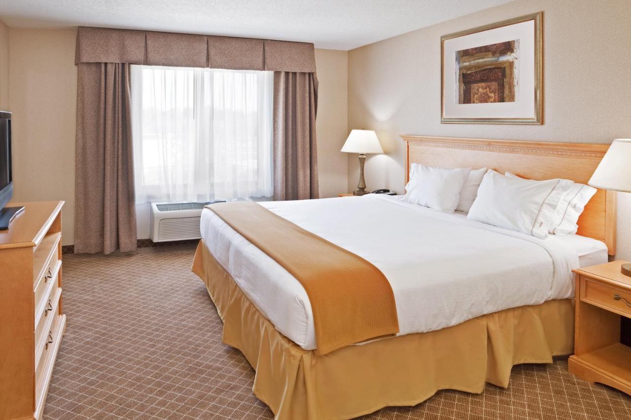 | Holiday Inn Express Hotel & Suites Chesterfield - Selfridge Area, an IHG Hotel