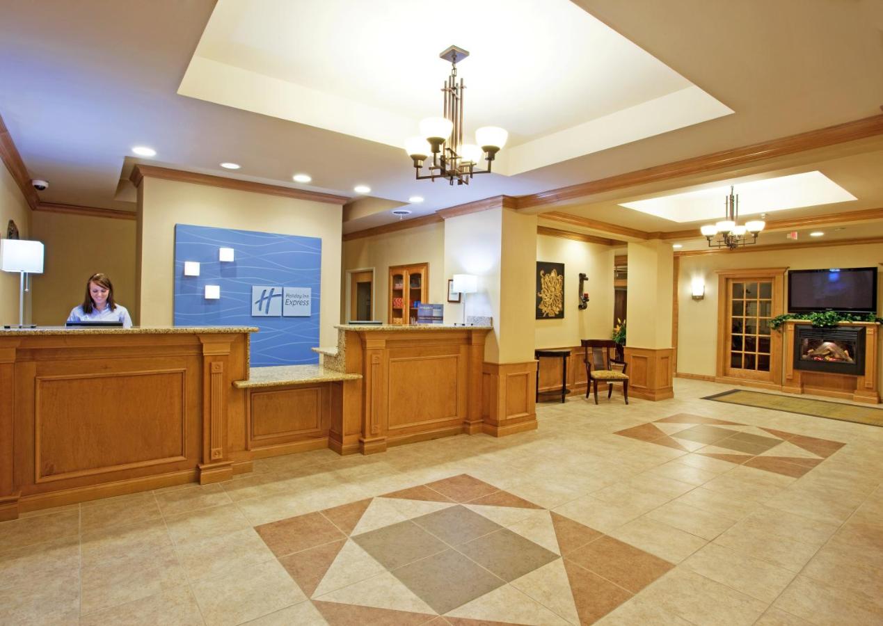 | Holiday Inn Express Hotel & Suites Chesterfield - Selfridge Area, an IHG Hotel