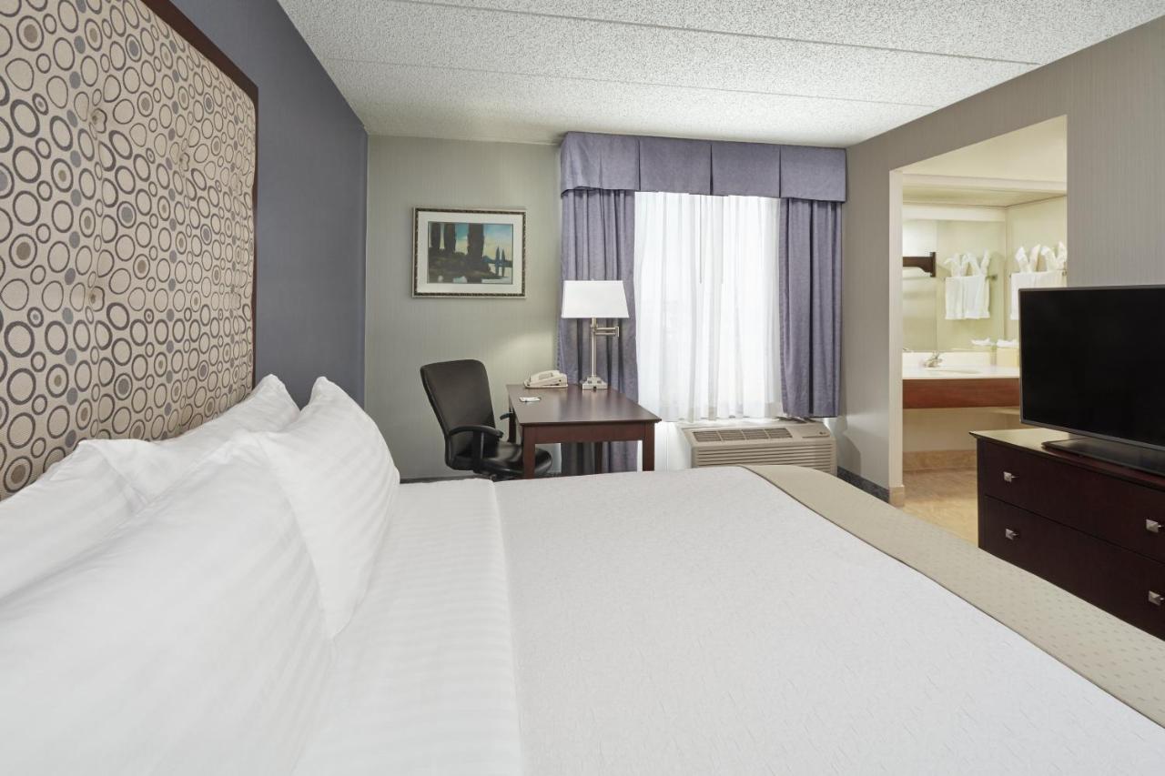 | Holiday Inn & Suites Chicago-Carol Stream (Wheaton)