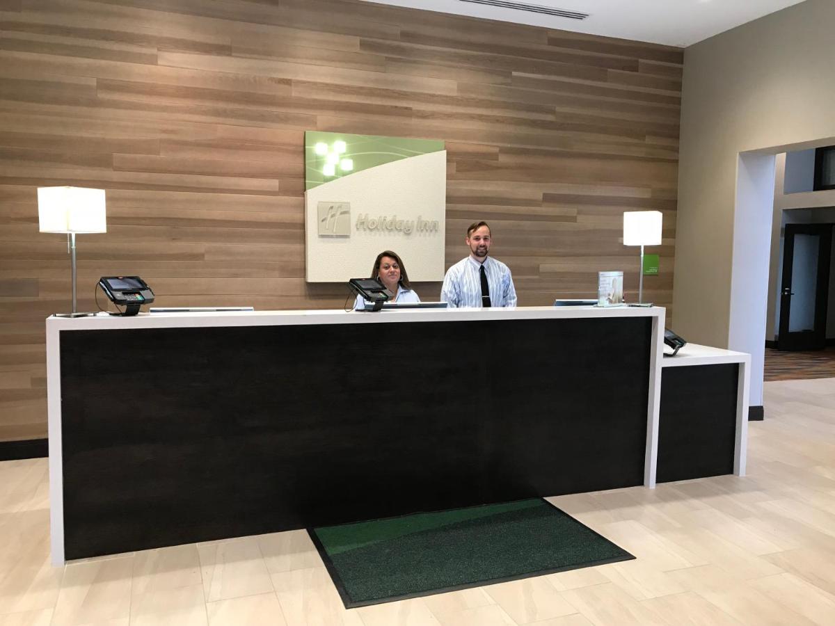 | Holiday Inn & Suites Chicago-Carol Stream (Wheaton)