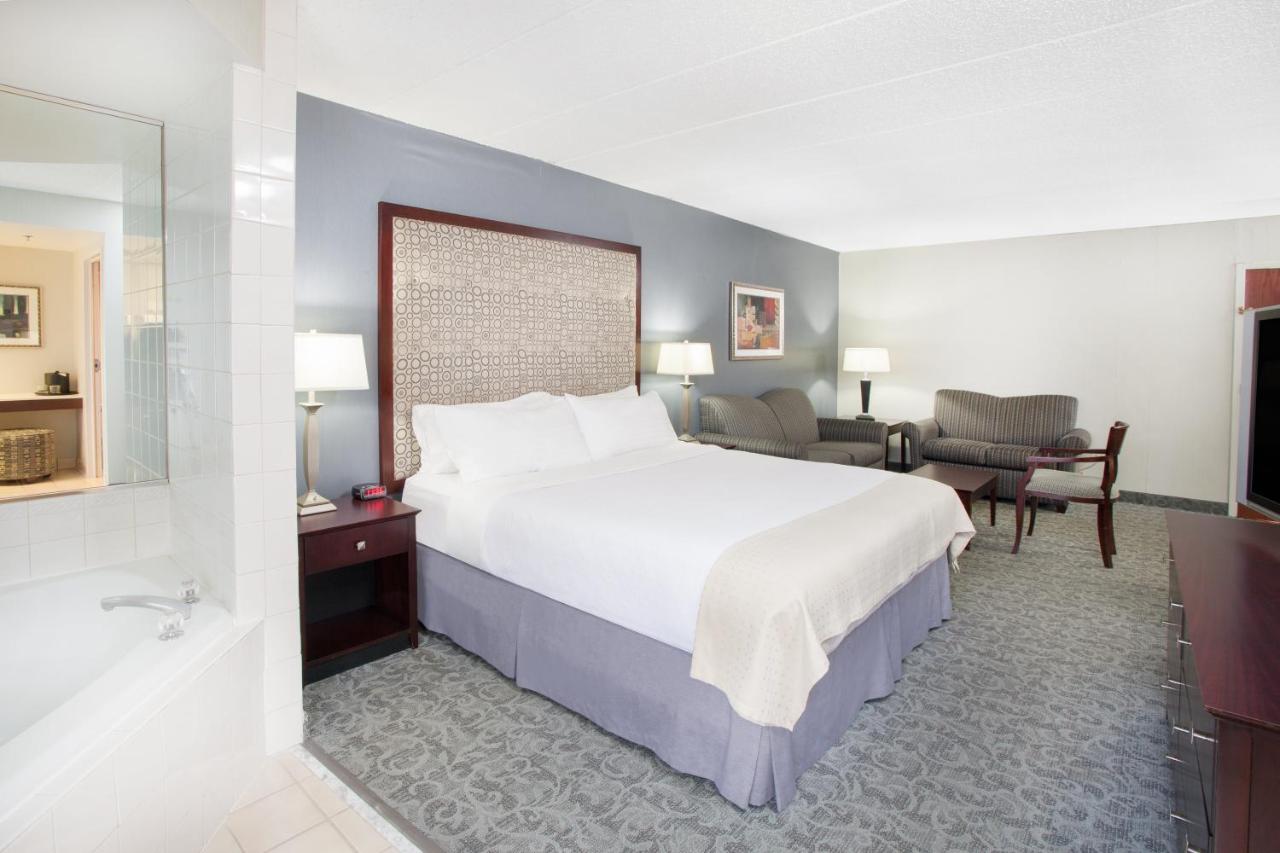  | Holiday Inn & Suites Chicago-Carol Stream (Wheaton)