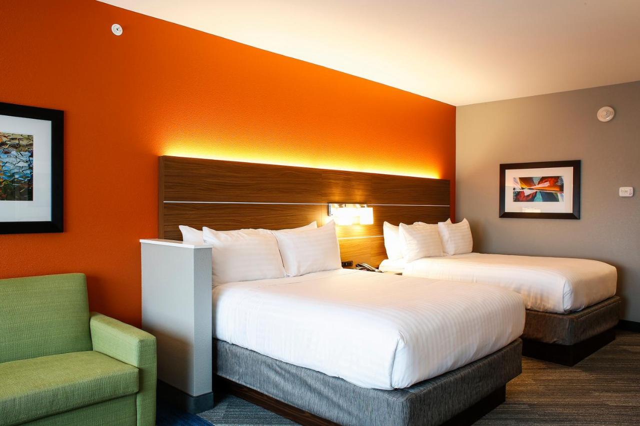 Queen Suite at Holiday Inn Express & Suites Louisville Downtown by IHG