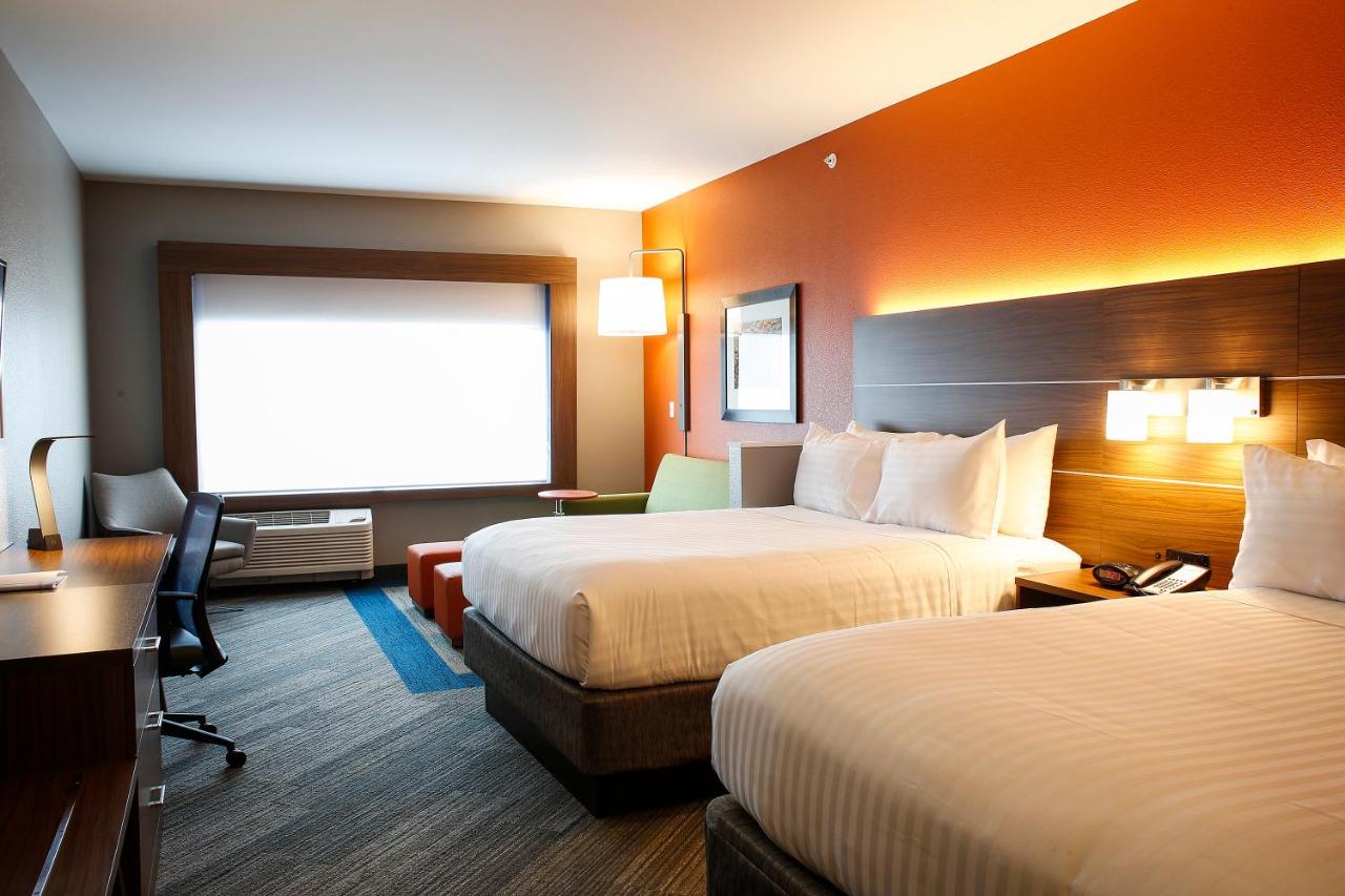 Queen Suite at Holiday Inn Express & Suites Louisville Downtown by IHG