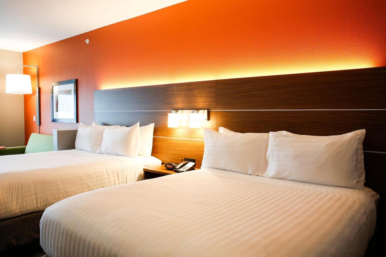 Queen Suite at Holiday Inn Express & Suites Louisville Downtown by IHG