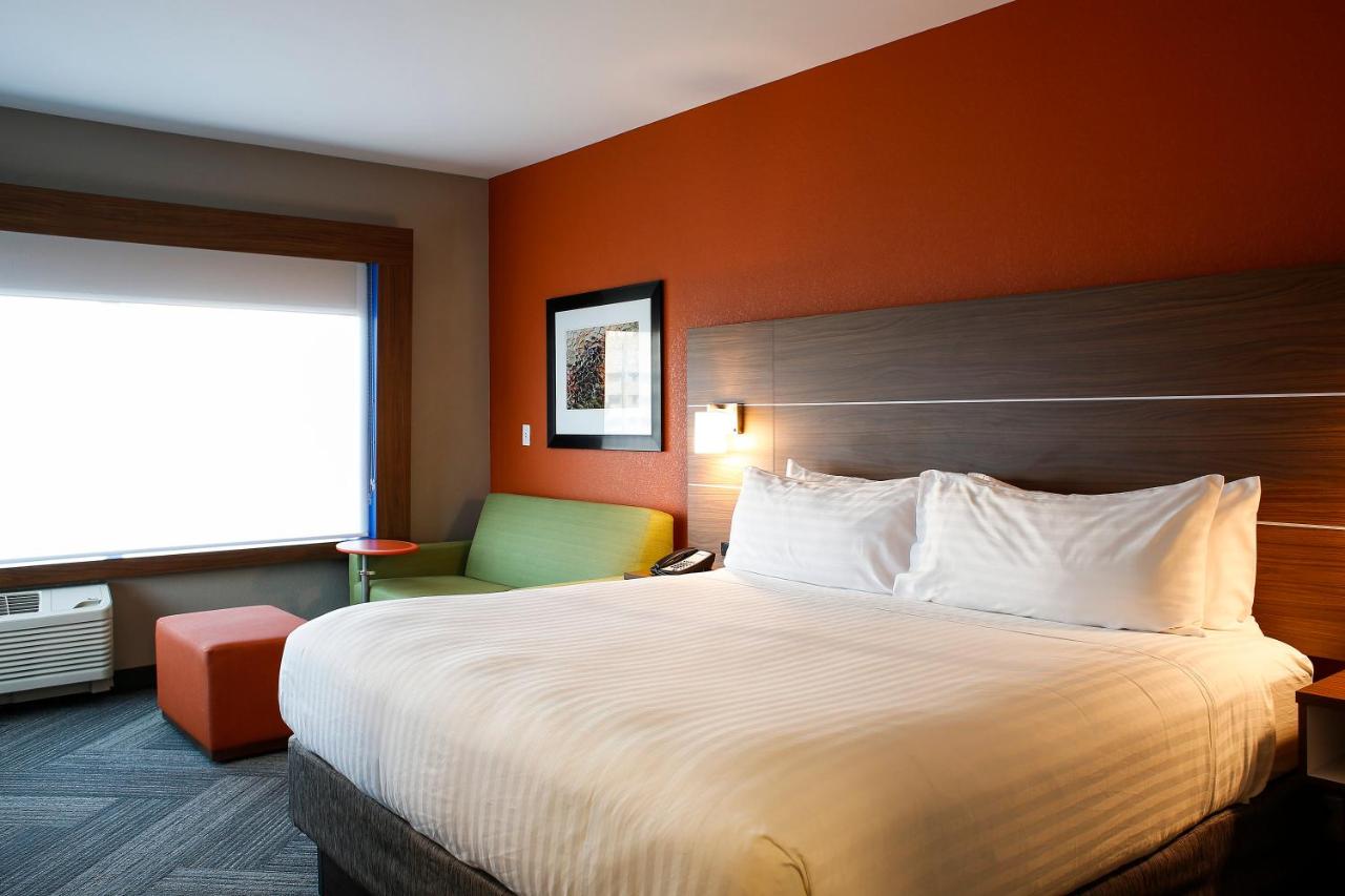 King Room at Holiday Inn Express & Suites Louisville Downtown by IHG