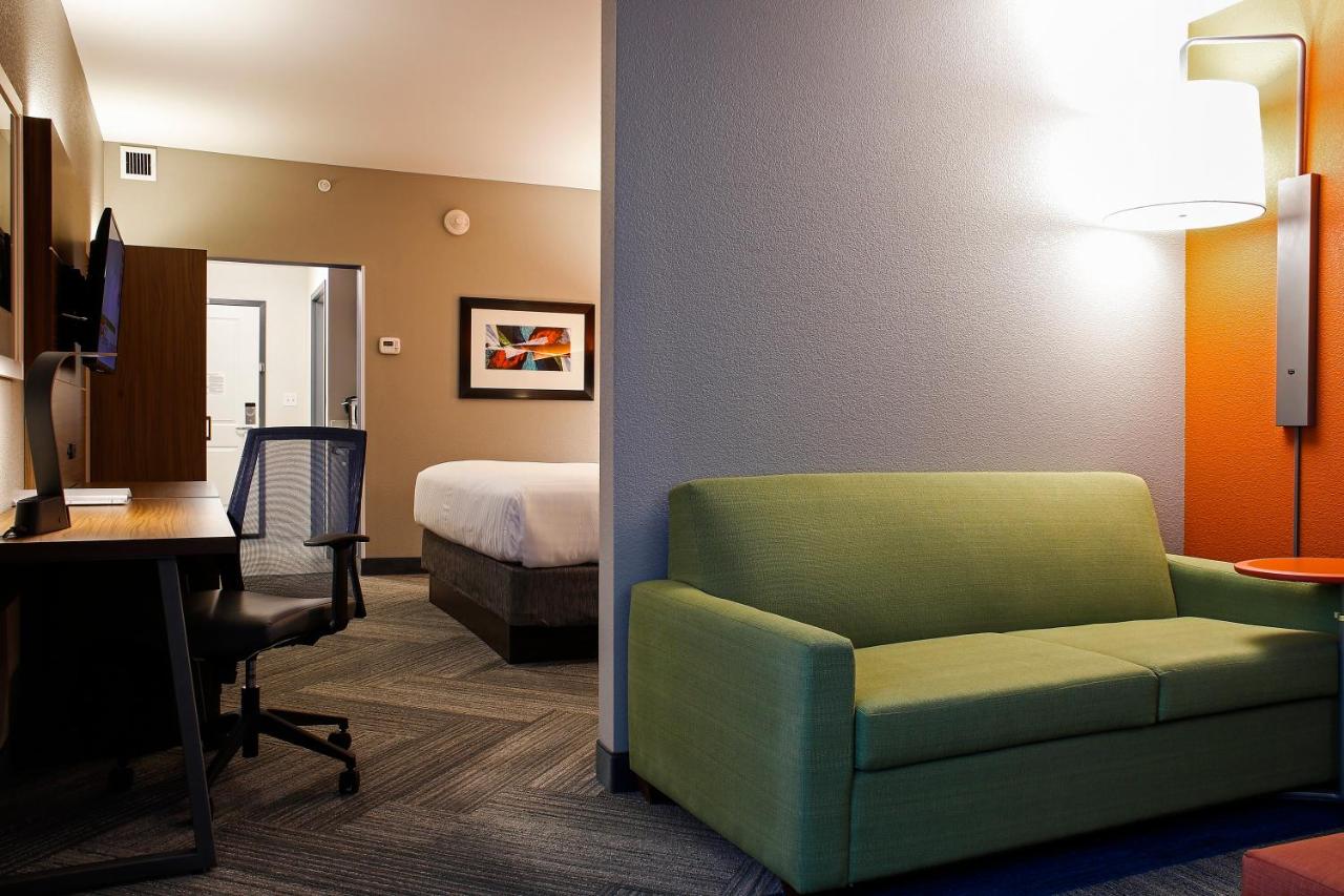 King Suite at Holiday Inn Express & Suites Louisville Downtown by IHG