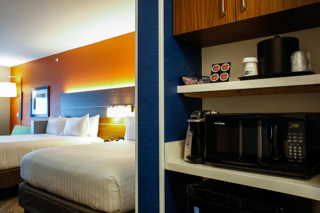 Queen Suite at Holiday Inn Express & Suites Louisville Downtown by IHG