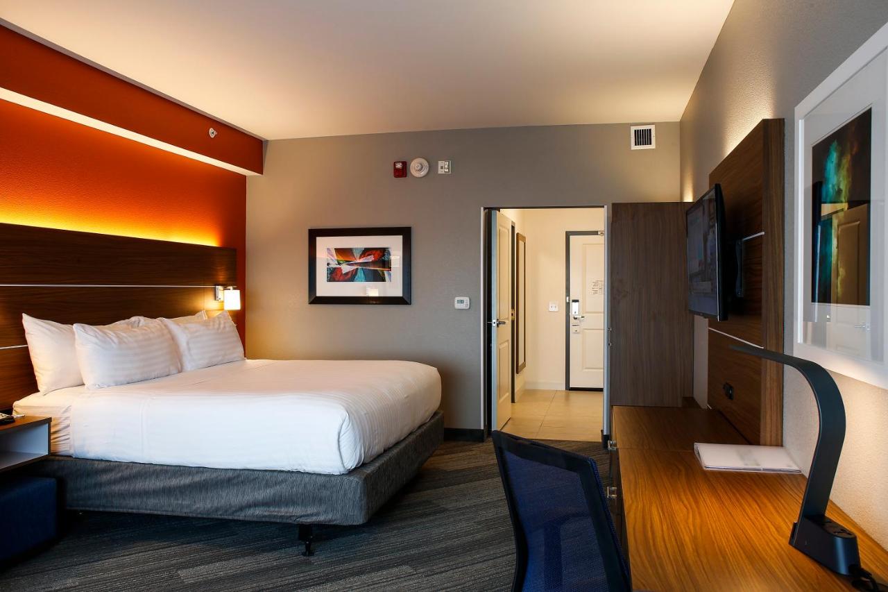 King Room at Holiday Inn Express & Suites Louisville Downtown by IHG