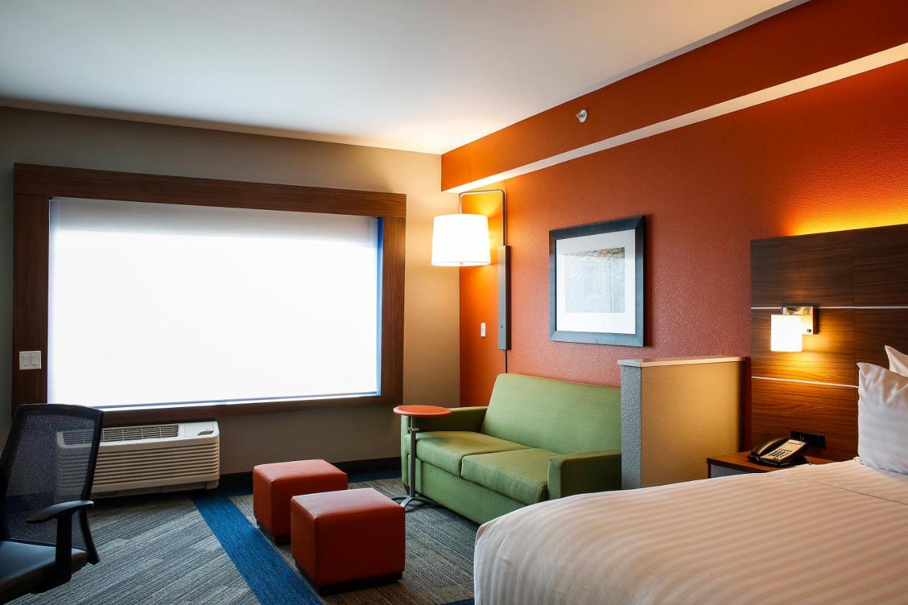 Deluxe Suite - Mobility Accessible - Non-Smoking at Holiday Inn Express & Suites Louisville Downtown by IHG