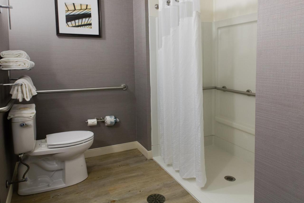 Twin Room - Disability Access at Holiday Inn Bloomington-Airport, an IHG Hotel