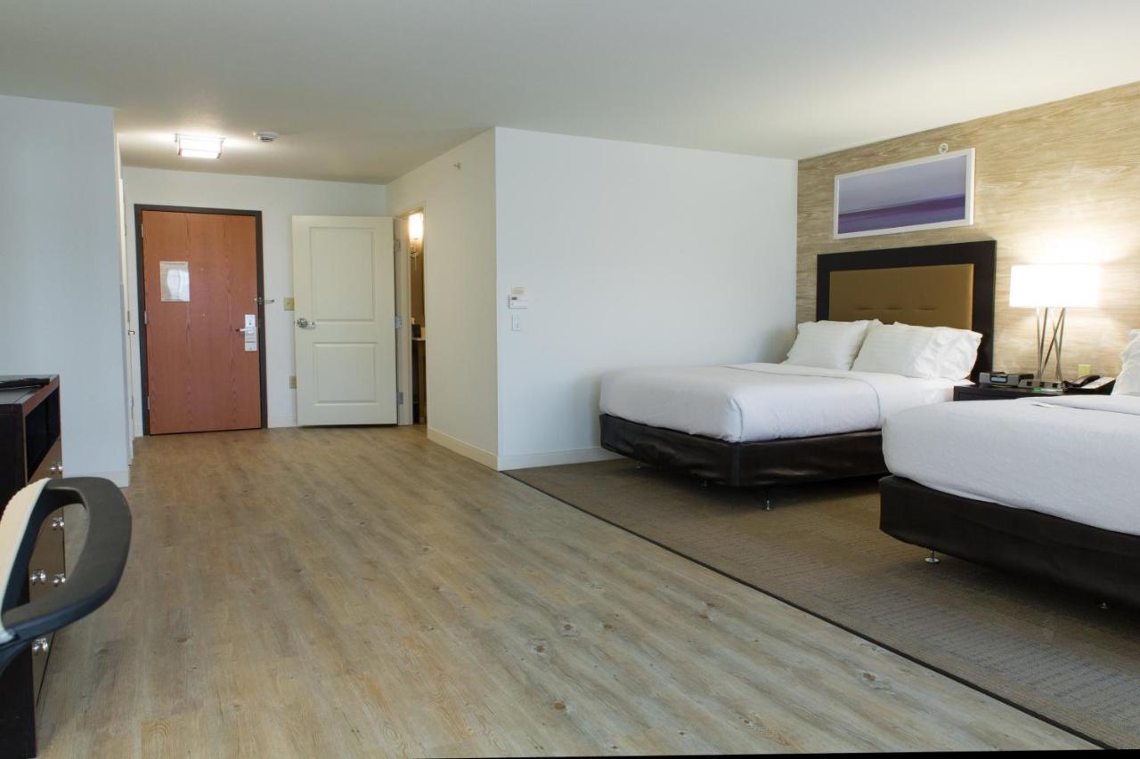 Twin Room - Disability Access at Holiday Inn Bloomington-Airport, an IHG Hotel