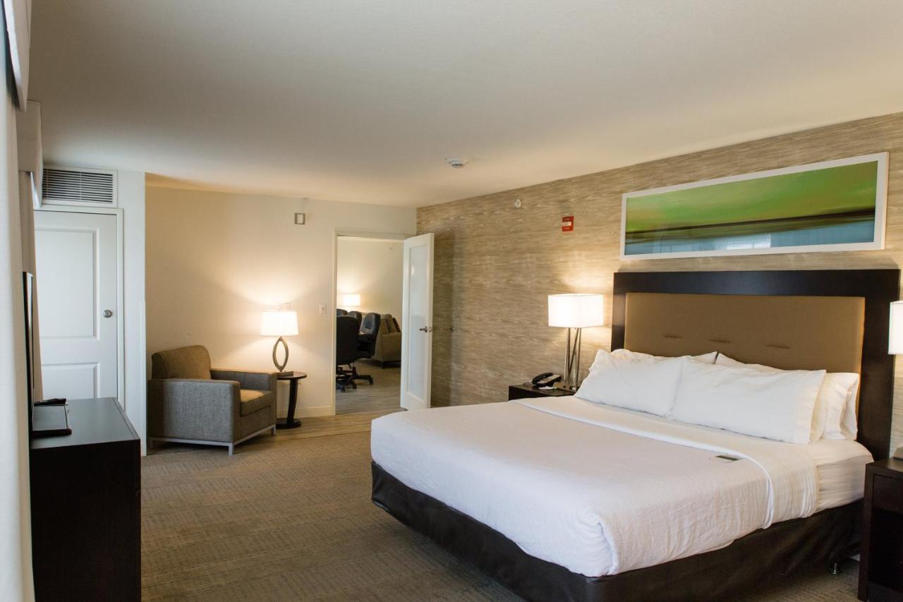 Deluxe Suite - Disability Access at Holiday Inn Bloomington-Airport, an IHG Hotel