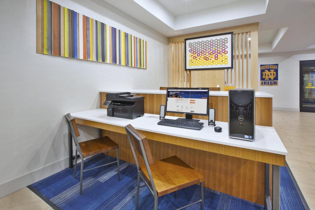 | Holiday Inn Express Niles, an IHG Hotel