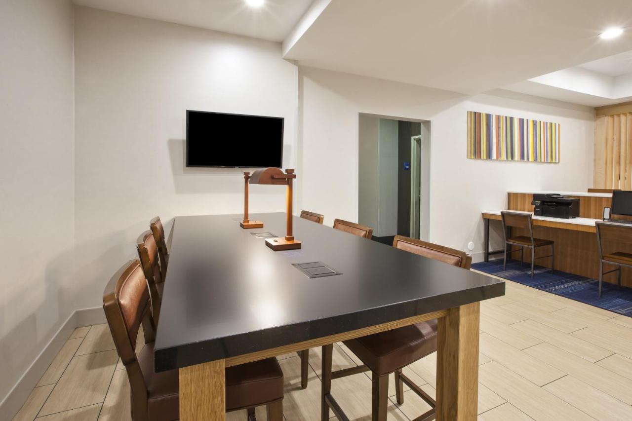| Holiday Inn Express Niles, an IHG Hotel