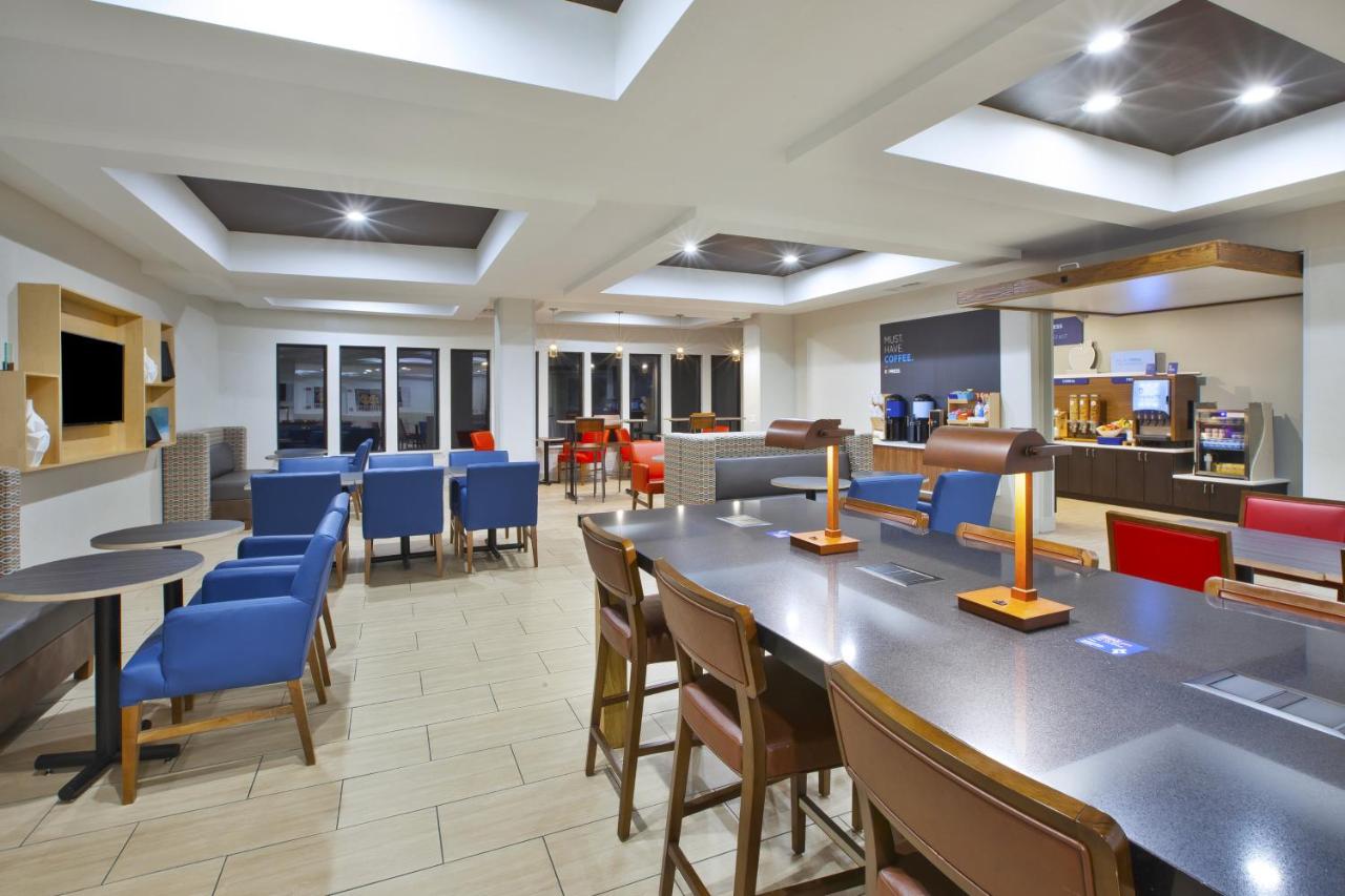 | Holiday Inn Express Niles, an IHG Hotel