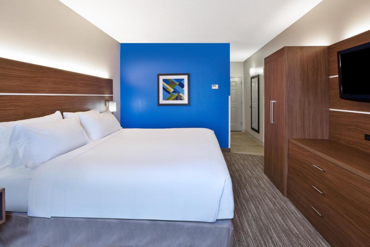King Room with Roll in Shower - Hearing Accessible/Non-Smoking at Holiday Inn Express & Suites Manchester by IHG