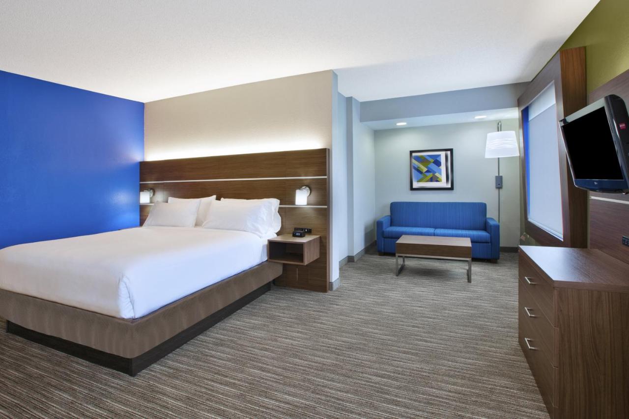 Queen Suite - Non-Smoking at Holiday Inn Express & Suites Manchester by IHG