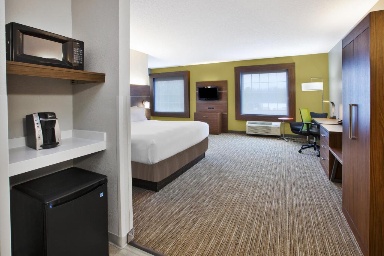 Queen Suite - Non-Smoking at Holiday Inn Express & Suites Manchester by IHG