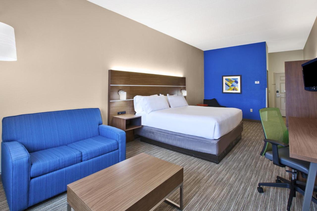 Queen Suite - Non-Smoking at Holiday Inn Express & Suites Manchester by IHG