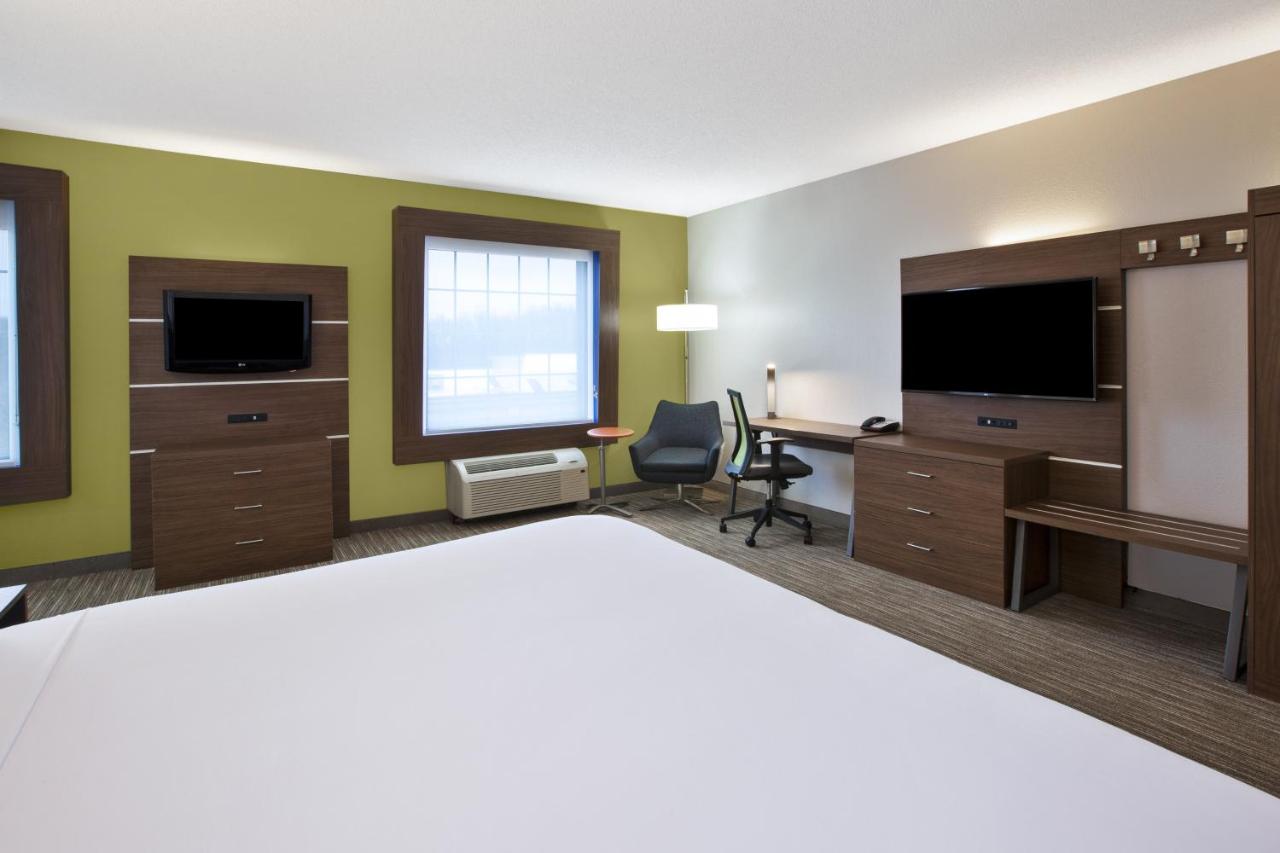 Queen Suite - Non-Smoking at Holiday Inn Express & Suites Manchester by IHG