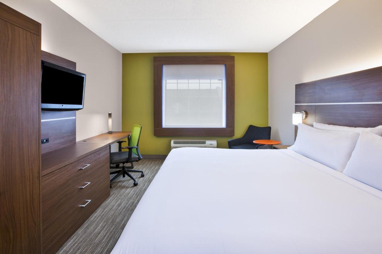 King Room with Bath Tub- Hearing Accessible/ Non-Smoking at Holiday Inn Express & Suites Manchester by IHG
