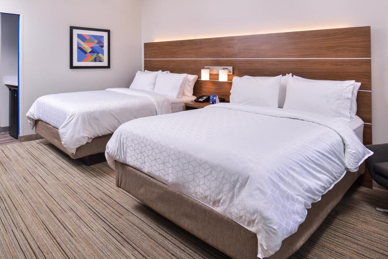 Queen Room with Two Queen Beds at Holiday Inn Express & Suites Farmville by IHG