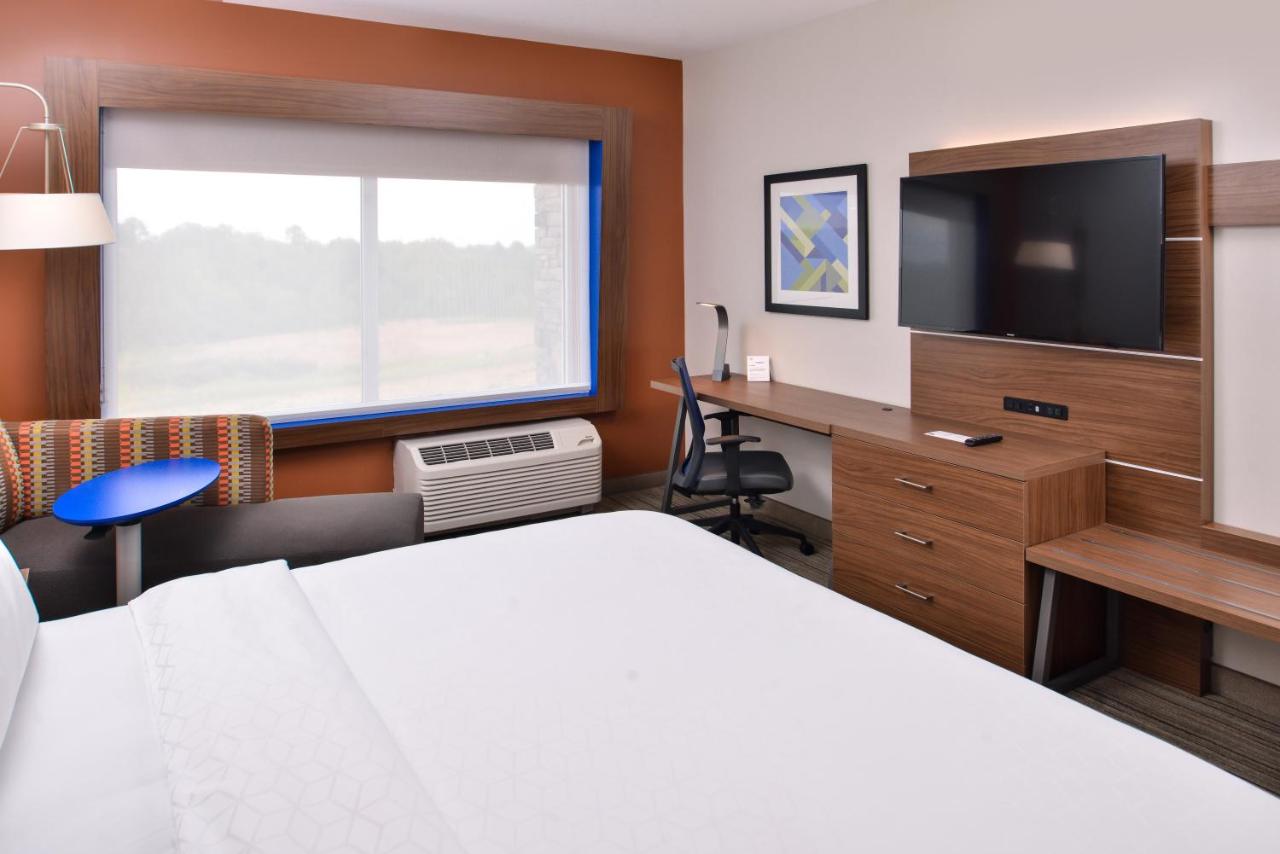 King Room - Hearing Accessible - Non-Smoking at Holiday Inn Express & Suites Farmville by IHG
