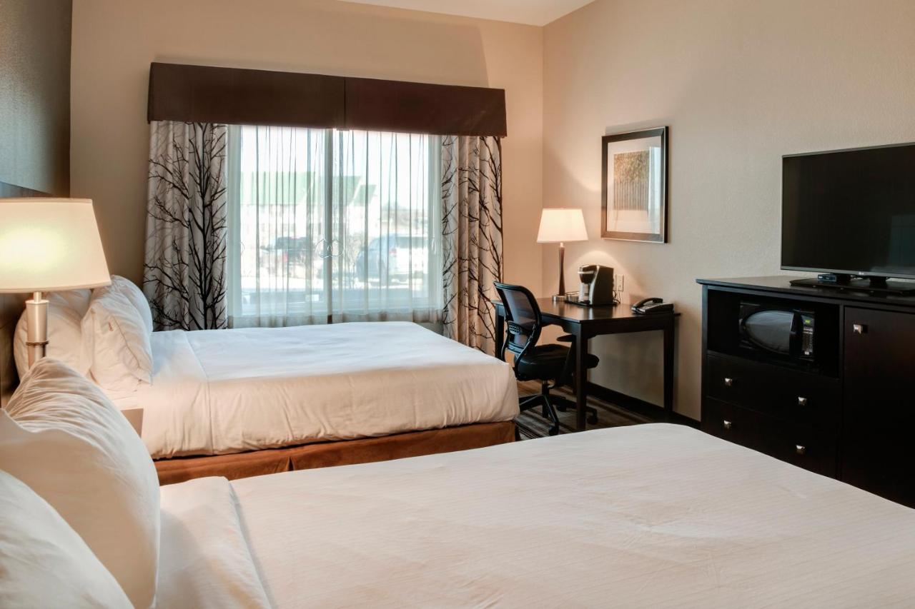Queen Room with Two Queen Beds - Mobility Access Tub/Non-Smoking at Holiday Inn Express & Suites Nevada by IHG
