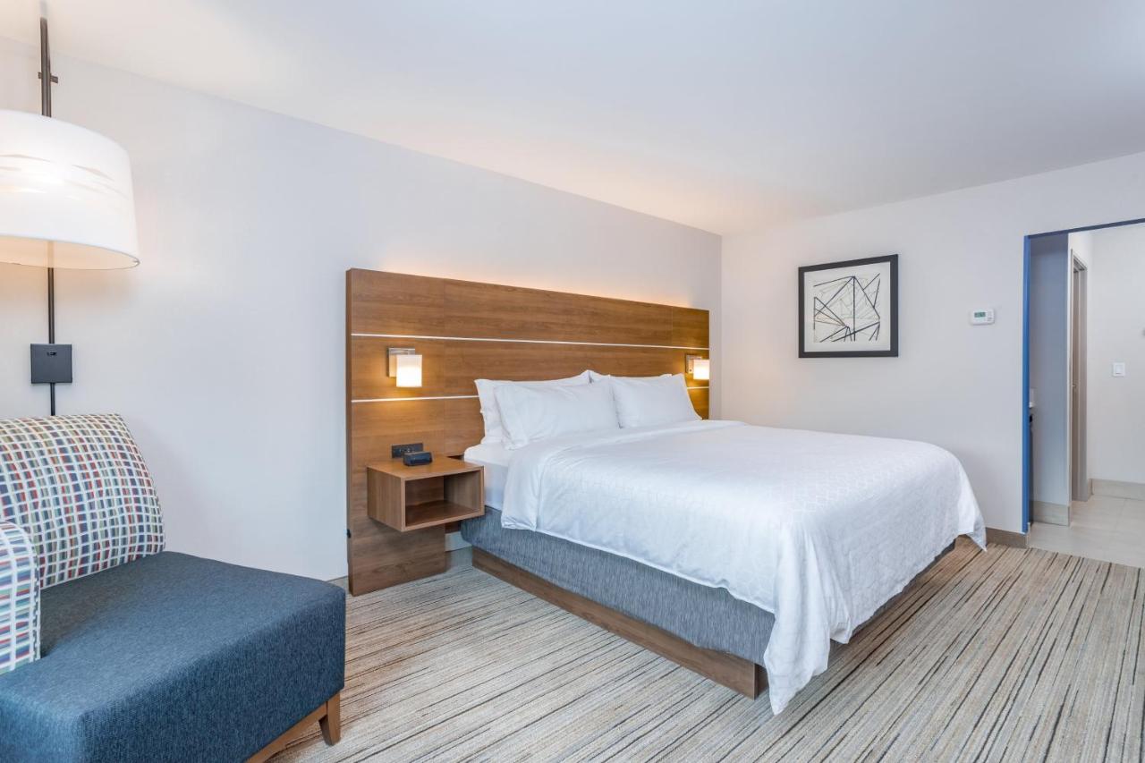 Leisure King Room - Non-Smoking at Holiday Inn Express & Suites Elkhart North by IHG