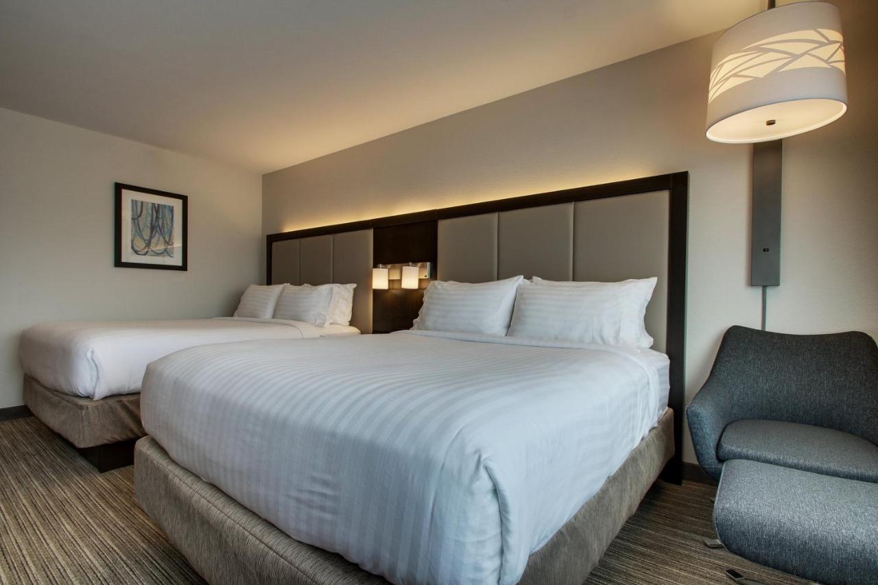Room with Two Beds - Hearing Accessible - Non-Smoking at Holiday Inn Express & Suites Mount Vernon by IHG