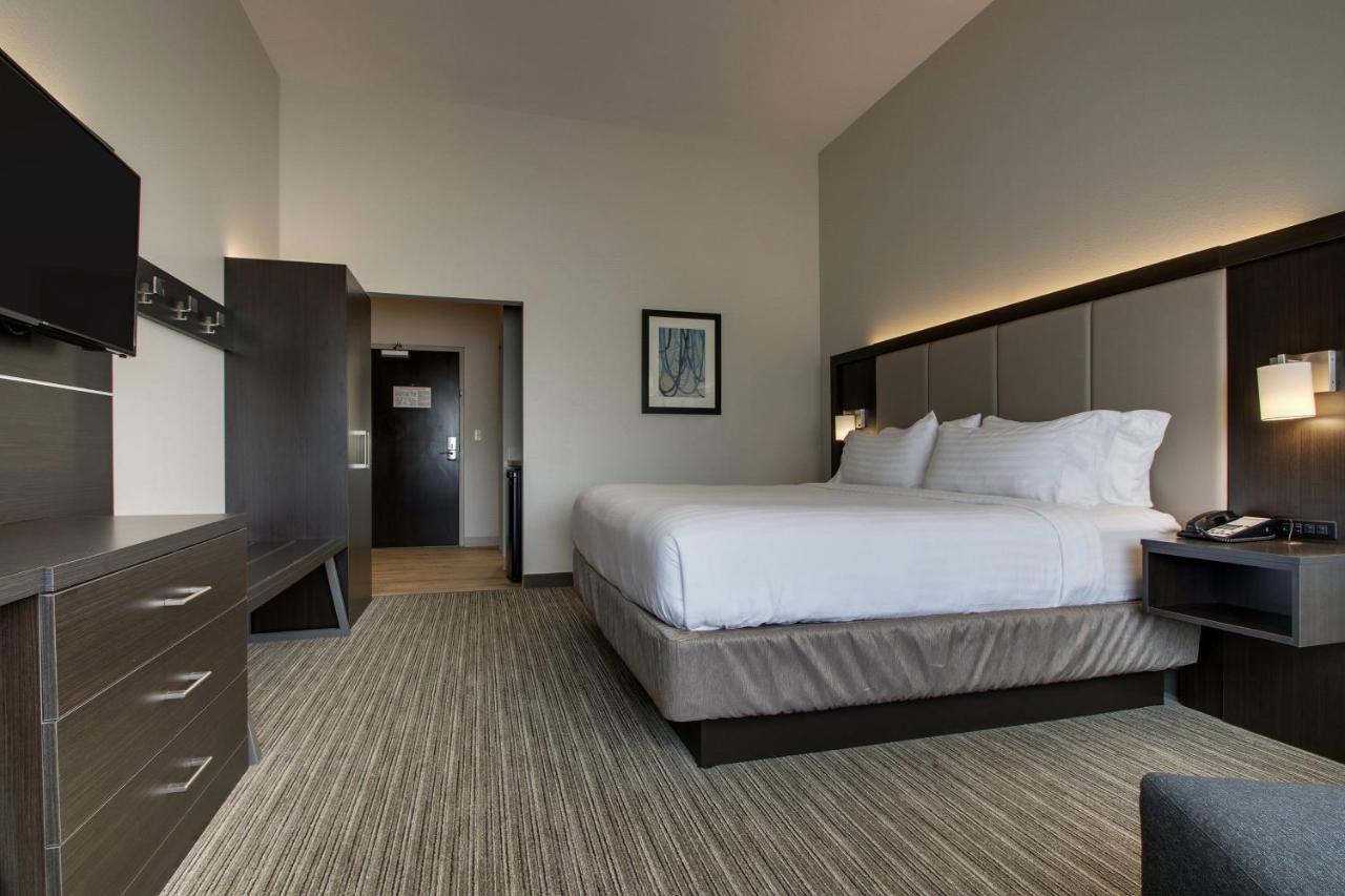 Leisure King Room - Non-Smoking at Holiday Inn Express & Suites Mount Vernon by IHG