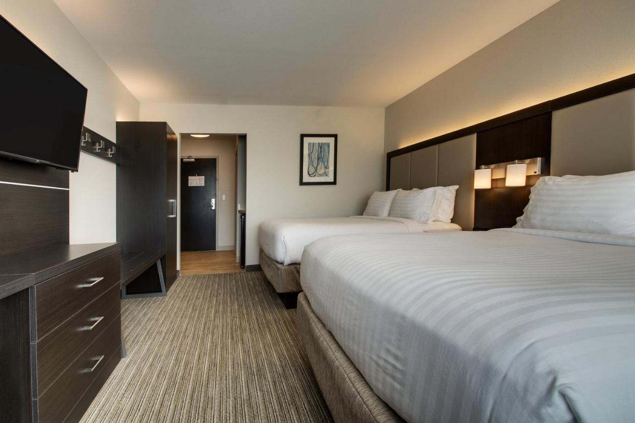 Room with Two Beds - Hearing Accessible - Non-Smoking at Holiday Inn Express & Suites Mount Vernon by IHG